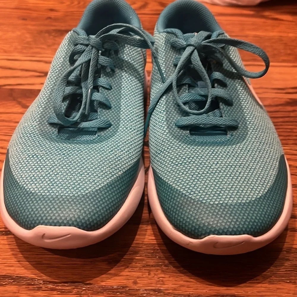 NIKE FLEX EXPERIENCE RUN 7 NEW Size